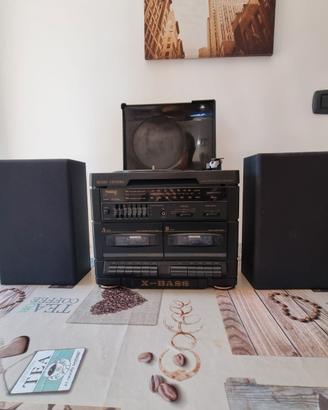 Piccolo stereo con radio, piatto e 2 piastre