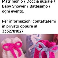 Sacchetti a uncinetto di vari colori portaconfetti