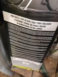 Due staffe porta bicicletta da auto