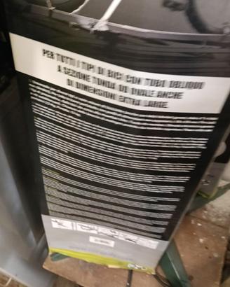 Due staffe porta bicicletta da auto
