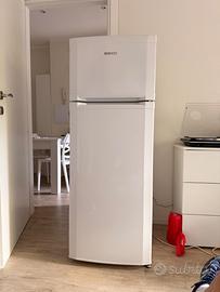 Frigorifero con congelatore Beko (Modello DSA25012