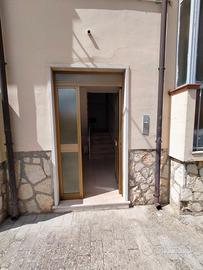 Appartamento su strada principale del paese