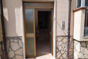 Appartamento su strada principale del paese