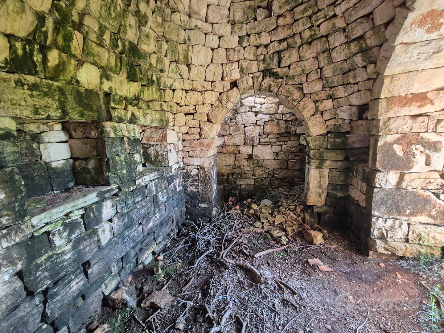 Trullo da ristrutturare con terreno di 7.880 mq - Altro