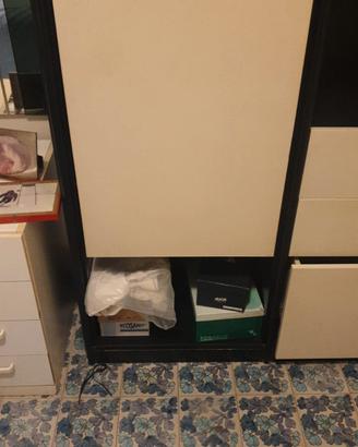 scrivania a scomparsa e comodino Molteni