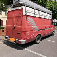 Furgone con tenda per mercati