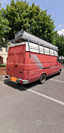 Furgone con tenda per mercati