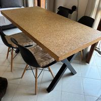 Tavolo con base in legno e pianale in sughero