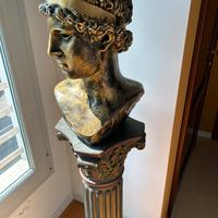 Busto antico (replica) con colonna.