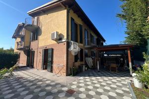 VILLA A SCHIERA A TRAVERSETOLO