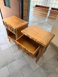 Copia di comodini classici in legno intagliato