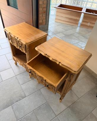 Copia di comodini classici in legno intagliato