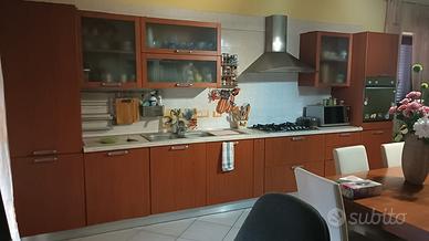 Cucina in legno di ciliegio