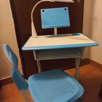 Scrivania con sedia e lampada bimbo