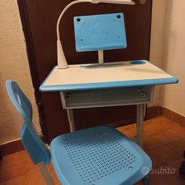Scrivania con sedia e lampada bimbo