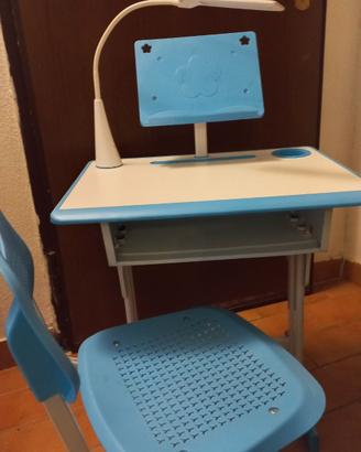 Scrivania con sedia e lampada bimbo