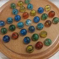 Gioco solitario con biglie 