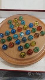 Gioco solitario con biglie 