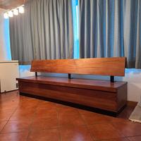 Tavolo con cassapanca e sedie