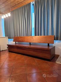 Tavolo con cassapanca e sedie