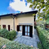 Parlasco - Villetta a schiera con giardino e box