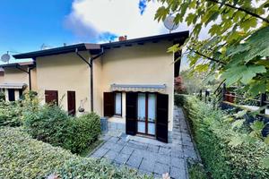 Parlasco - Villetta a schiera con giardino e box