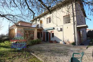 Villa di 260 m² con più di 5 locali e box auto a C