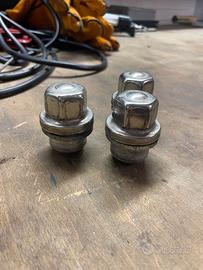 3 Dadi ruota originali Land Rover Defender