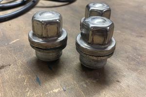 3 Dadi ruota originali Land Rover Defender