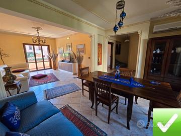 Elegante Villa 3 Livelli Con Corte e Garage Gallin