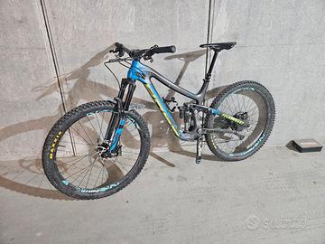 Norco Range c7.4 Carbon con doppi cerchi