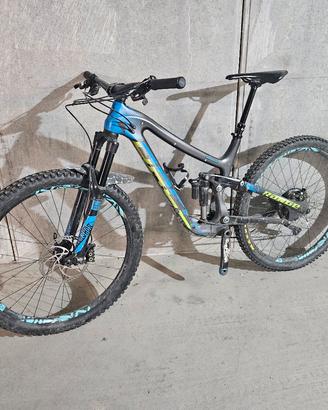 Norco Range c7.4 Carbon con doppi cerchi