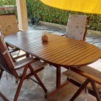 tavolo in legno con sedie