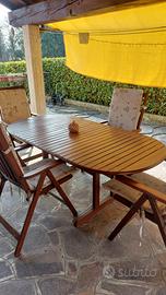 tavolo in legno con sedie