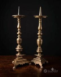 coppia di candelabri antichi in ottone antichi por