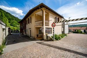 CASA SEMINDIPENDENTE A CASTELLO DI BRIANZA