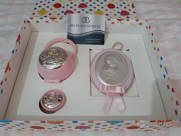 BELTRAMI  GIOIELLI. Set portaciuccio e medaglione.