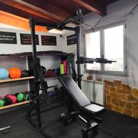 Rack artigianale con lat machine e jammer machine.