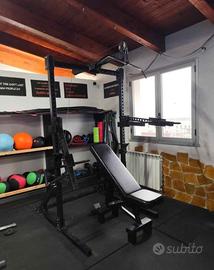 Rack artigianale con lat machine e jammer machine.