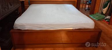 Letto matrimoniale con testiera contenitore
