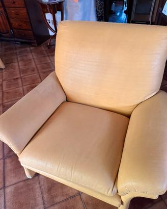 Poltrone in ecopelle, colore giallo ocra