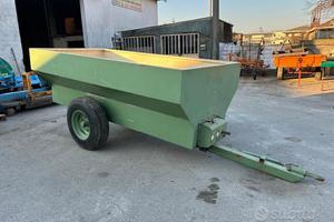 Rimorchietto da uva con coclea sottostante