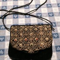 Piccola borsa da sera nera con applicazioni