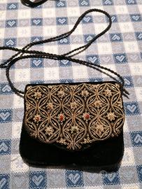 Piccola borsa da sera nera con applicazioni