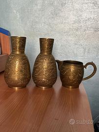 Set brocca e 2 vasi in ottone
