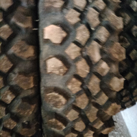 Vari attrezzi e gomme e trattore