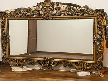 Grande specchio classico con cornice decorata