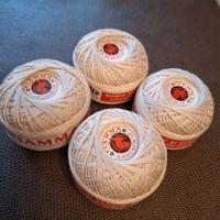 gomitoli  filo di Scozia. 