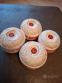 gomitoli  filo di Scozia. 