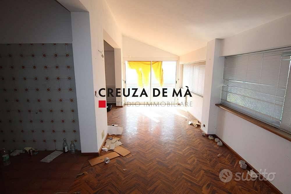 Villa di 360 m² con più di 5 locali e posto auto a - Altro